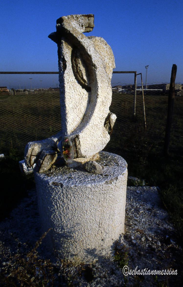 Primo monumento a Pasolini nel luogo della morte